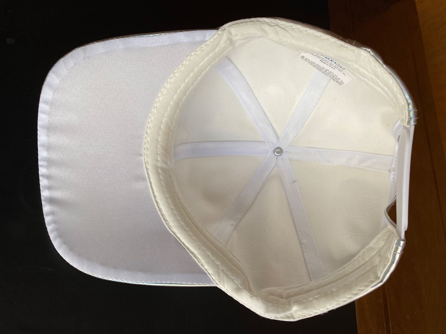 Copricapi, berretti & cappellini: Silbrig glänzendes / verspiegeltes Baseball Cap – Usato da Engelberg venduto da Delraich 5