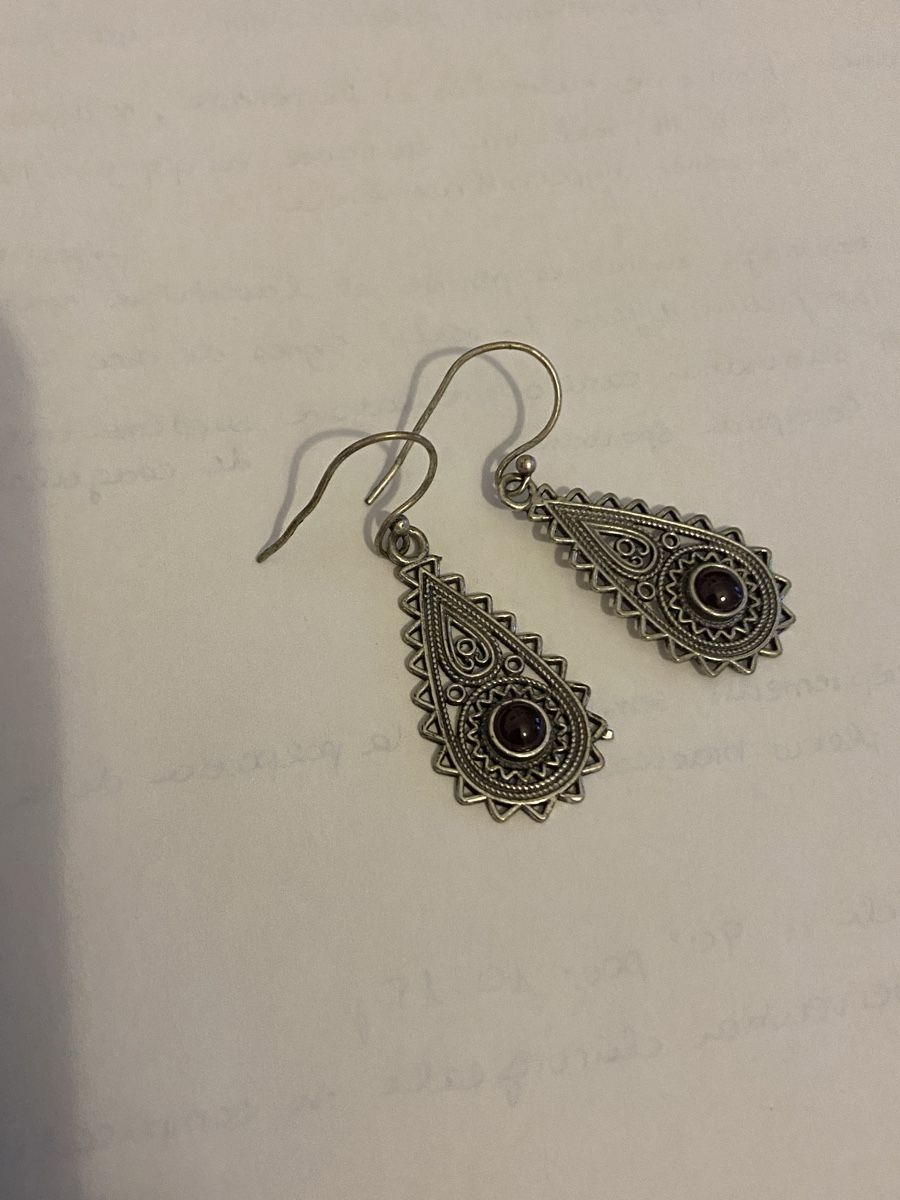 Boucles d'oreille: Boucles d’oreille avec pierre rouge  – D'occasion à St-Légier-Chiésaz par lea_6k5s 1