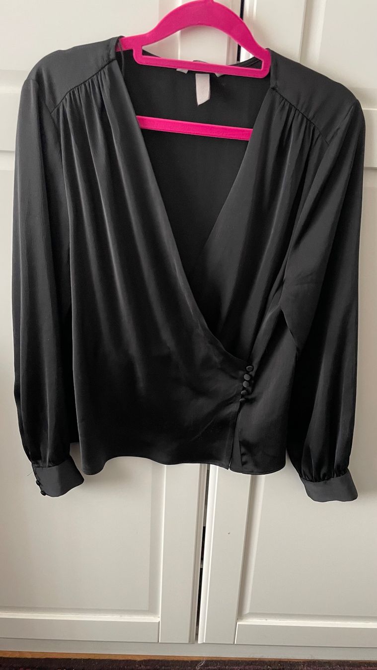 H&M Blusen: Schwarze H&M Bluse in Wickeloptik, Gr.38 – Gebraucht aus Biel/Bienne von gul_fxx2