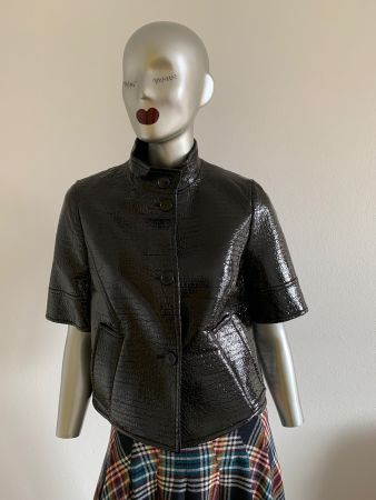 AKRIS punto: Neue trendige schwarze ‚Lackleder‘-Jacke, 36