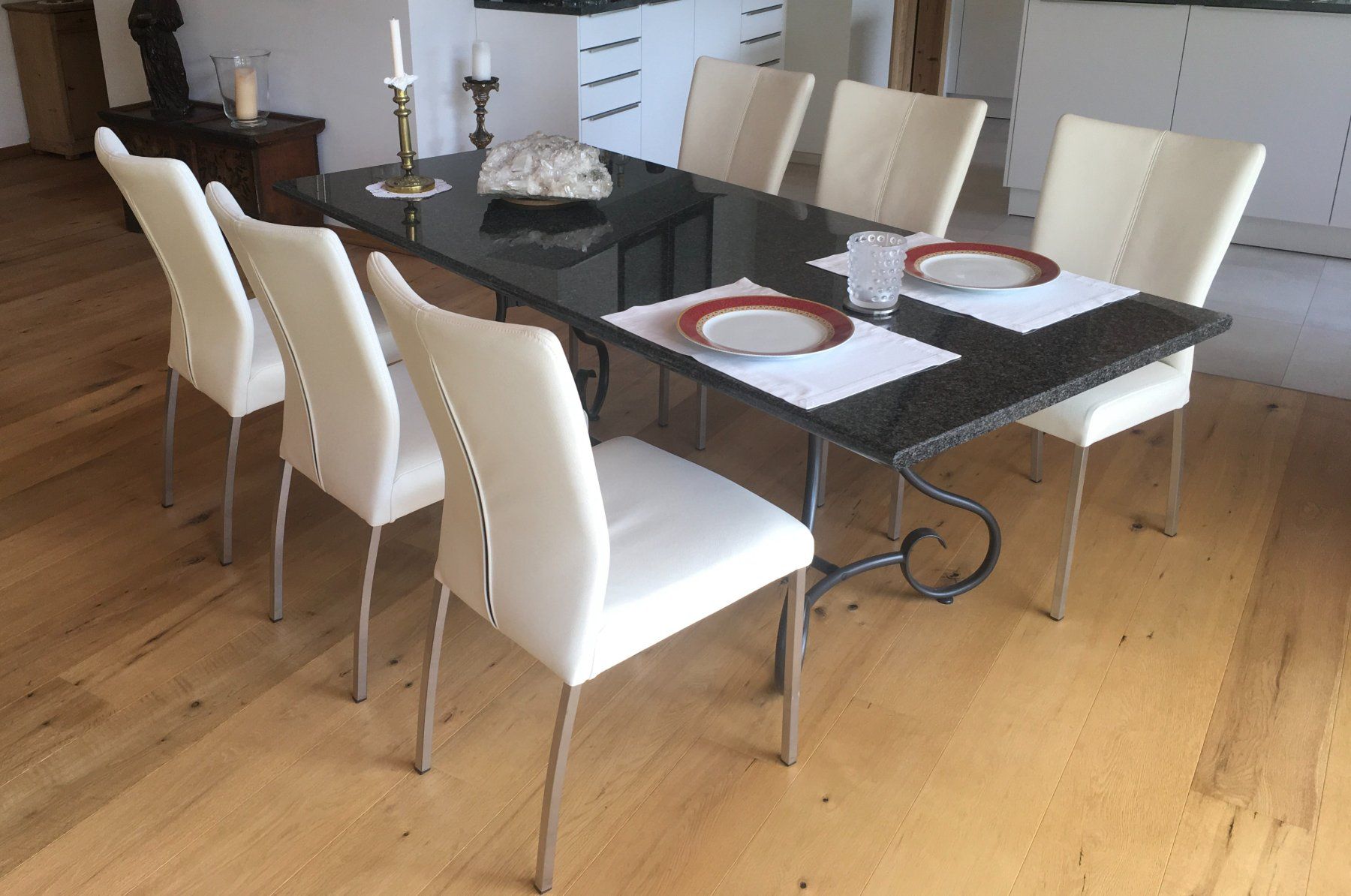 Set di tavolo e panche: Rechteckiger Granit-Tisch mit 6 Lederstühlen – Usato da Seewen SZ venduto da emi_6y6l 1
