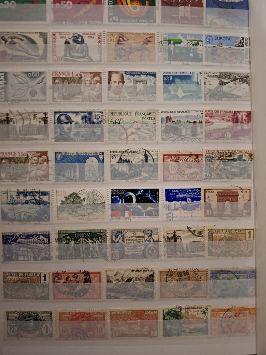 Tutti i francobolli: Briefmarken Album Frankreich eher Modern  – Usato da Balgach venduto da SIMEON27 3