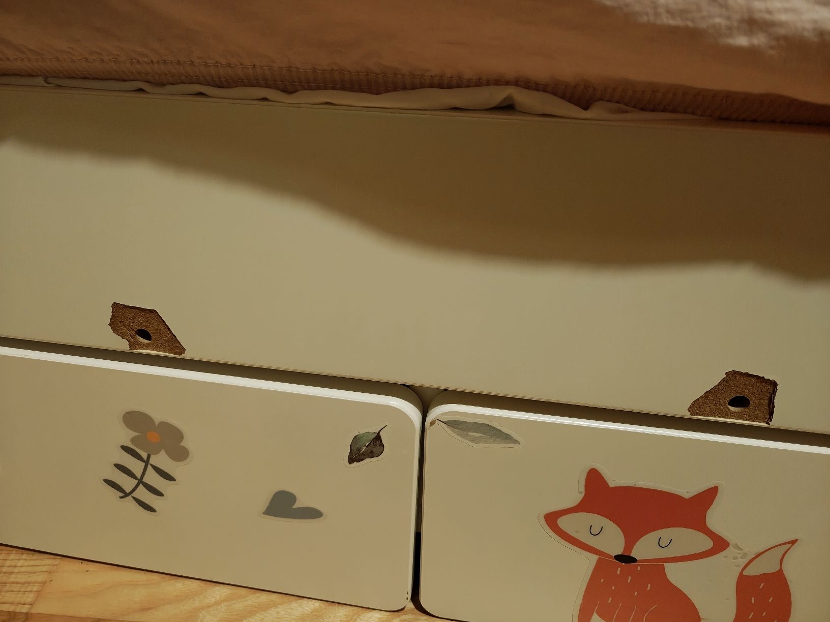 Ikea Letti: Lit bébé enfant blanc, avec tiroirs – Usato da Corpataux venduto da Amanda1745 1