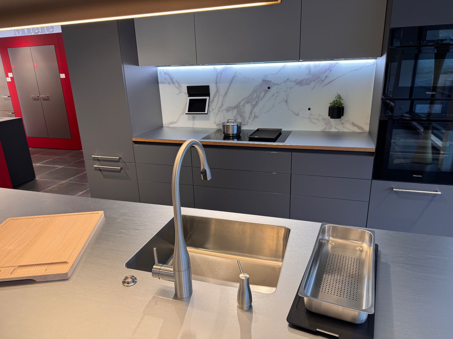 Cuisines complètes: Cuisine d'exposition avec électroménager Miele – Neuf (Voir description) à Porrentruy par RapidServiceSA 5