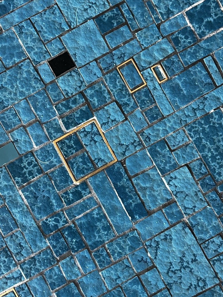 Tische: Brutalist Mosaic and brass coffee Table – Gebraucht aus Oberägeri von Theonose74 5