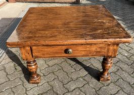 Antiker Massivholz-Couchtisch mit Schublade