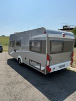 Wohnwagen mit Vorzelt 1360 kg