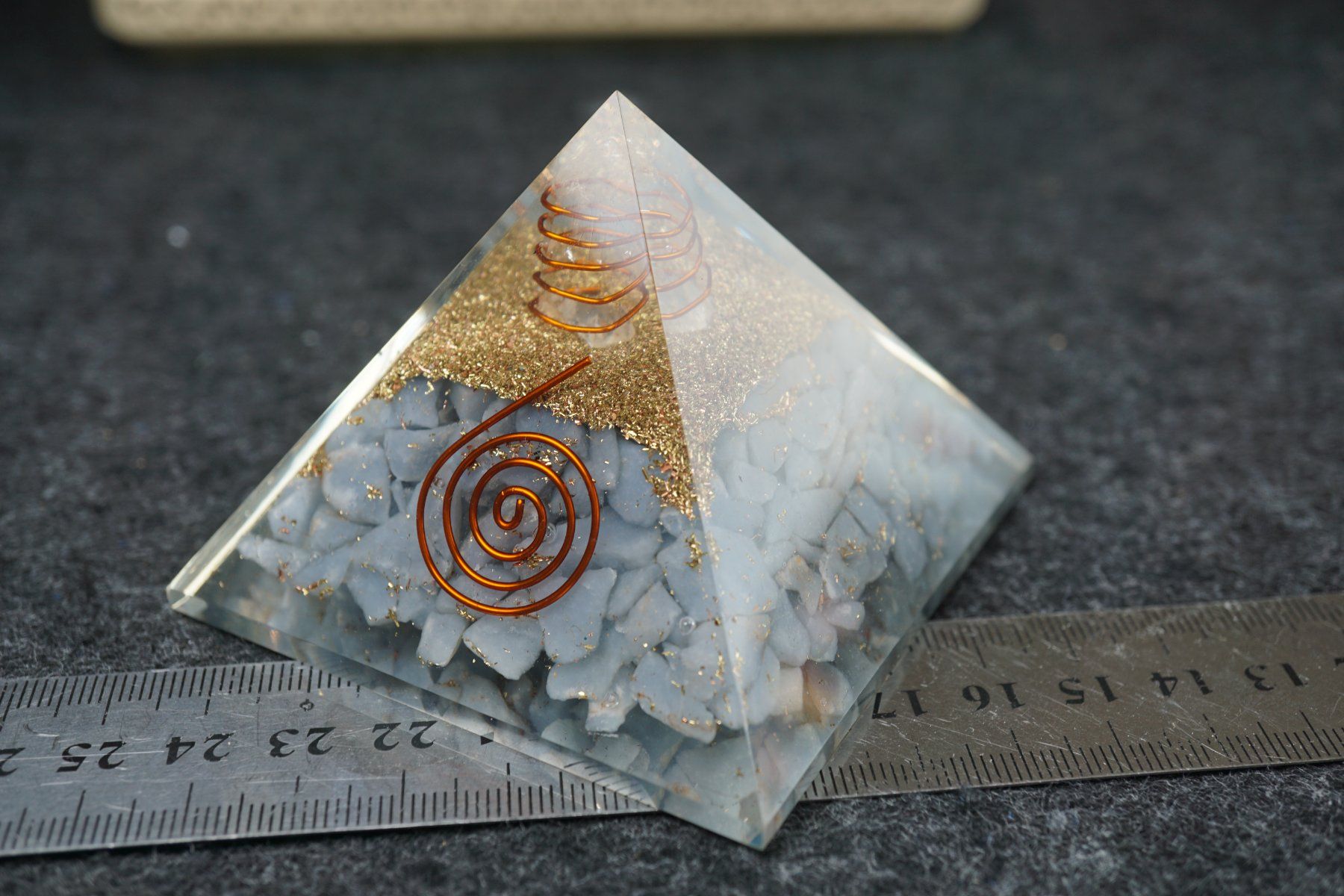 Minerali & Pietre curative: Angelit   -Orgonit - Pyramide 75mm  ab 10.- – Nuovo e nell'imballaggio originale da Eschenbach SG venduto da topstone 6