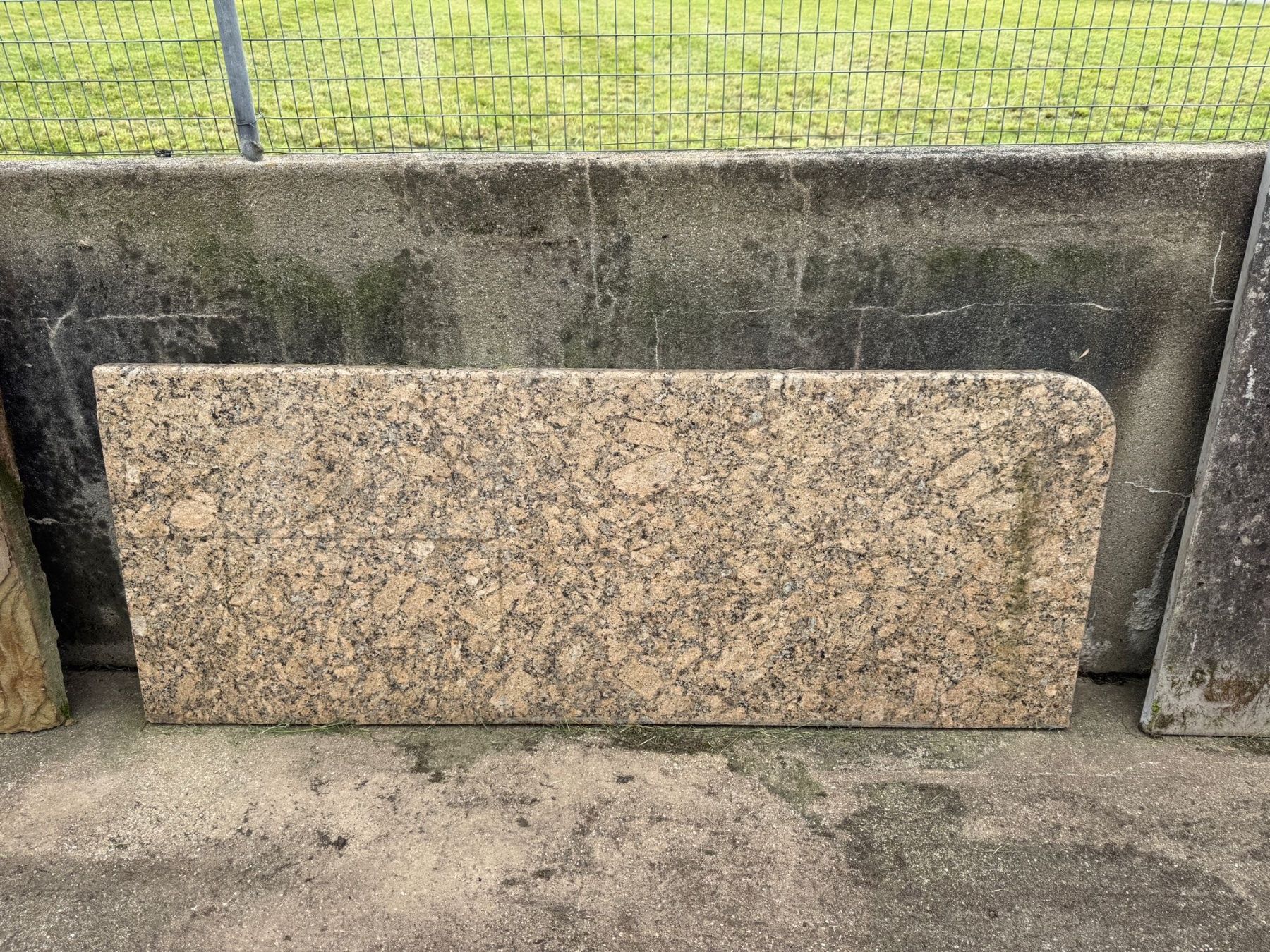 Pierres & tuiles: Granitabdeckung mit Spülbecken, 2 Teilen – D'occasion à Sachseln par BONATI01 1