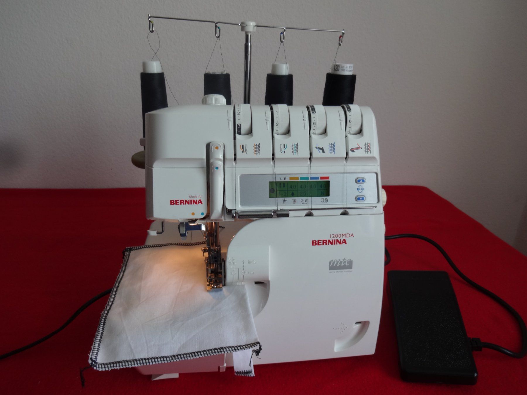 Bernina Macchine da cucire: ** BERNINA 1200 MDA ** Overlock  Nähmaschine – Usato da Frauenfeld venduto da rey06 1