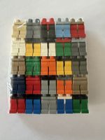 25 Stück Mix Beine Lego Figuren/ Ersatzteile.