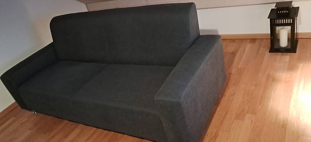 Sofas: 2x 3er Sofa Stoffbezug Dunkelgrau – Gebraucht aus Oberbipp von auktion5