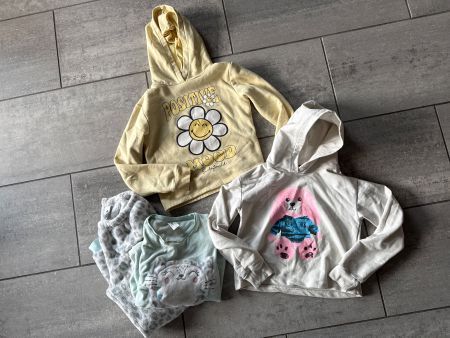 Kleiderpaket Hoodies Pyjama Mädchen Gr. 134 lang 4 Teile