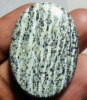 Cabochon L-7247 – Grüner Schweizer Opal 32.70 Karat –30X22X4