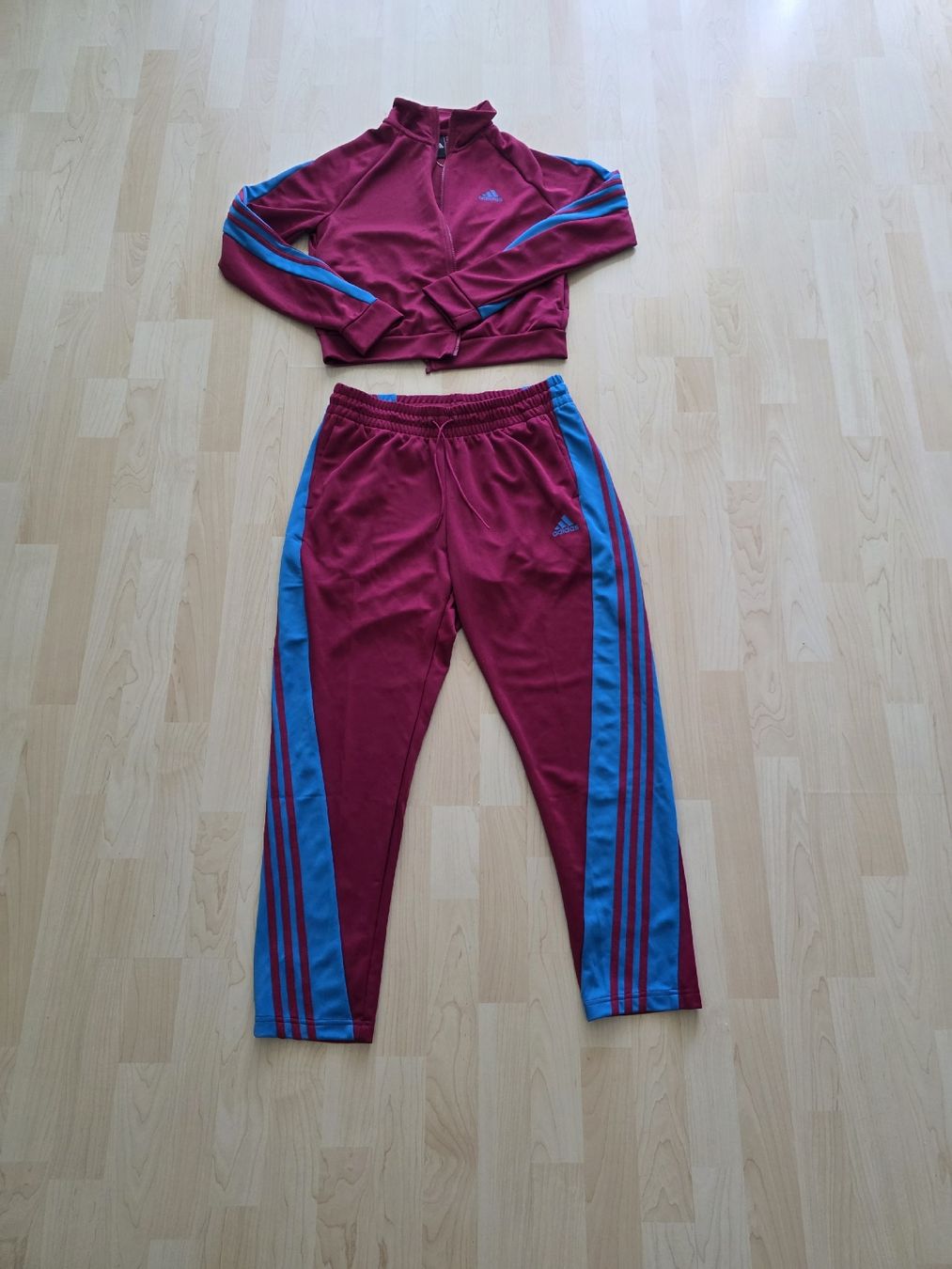 Adidas Completi & Tailleur: Dress – Nuovo (secondo la descrizione) da Buchs AG venduto da tac_zz5h