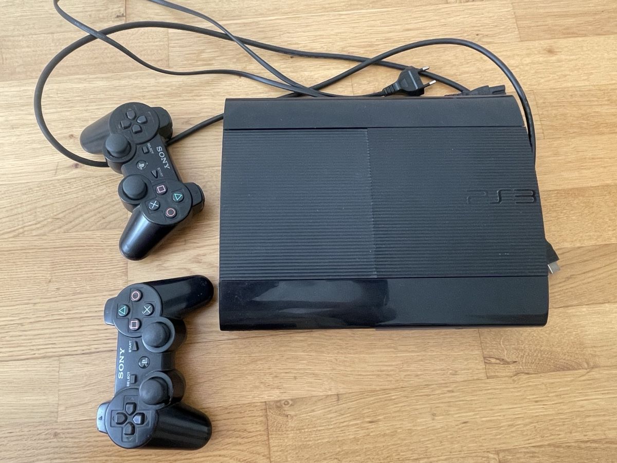 Sony Console: Sony PlayStation 3 Super Slim Console  - 2 Controllers – Difettoso da Basel venduto da joao_almeida32