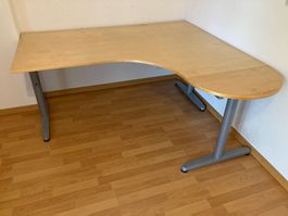 Bureau d'angle bois clair pieds métal bon état
