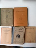 alte Schulbücher und Rechenheft