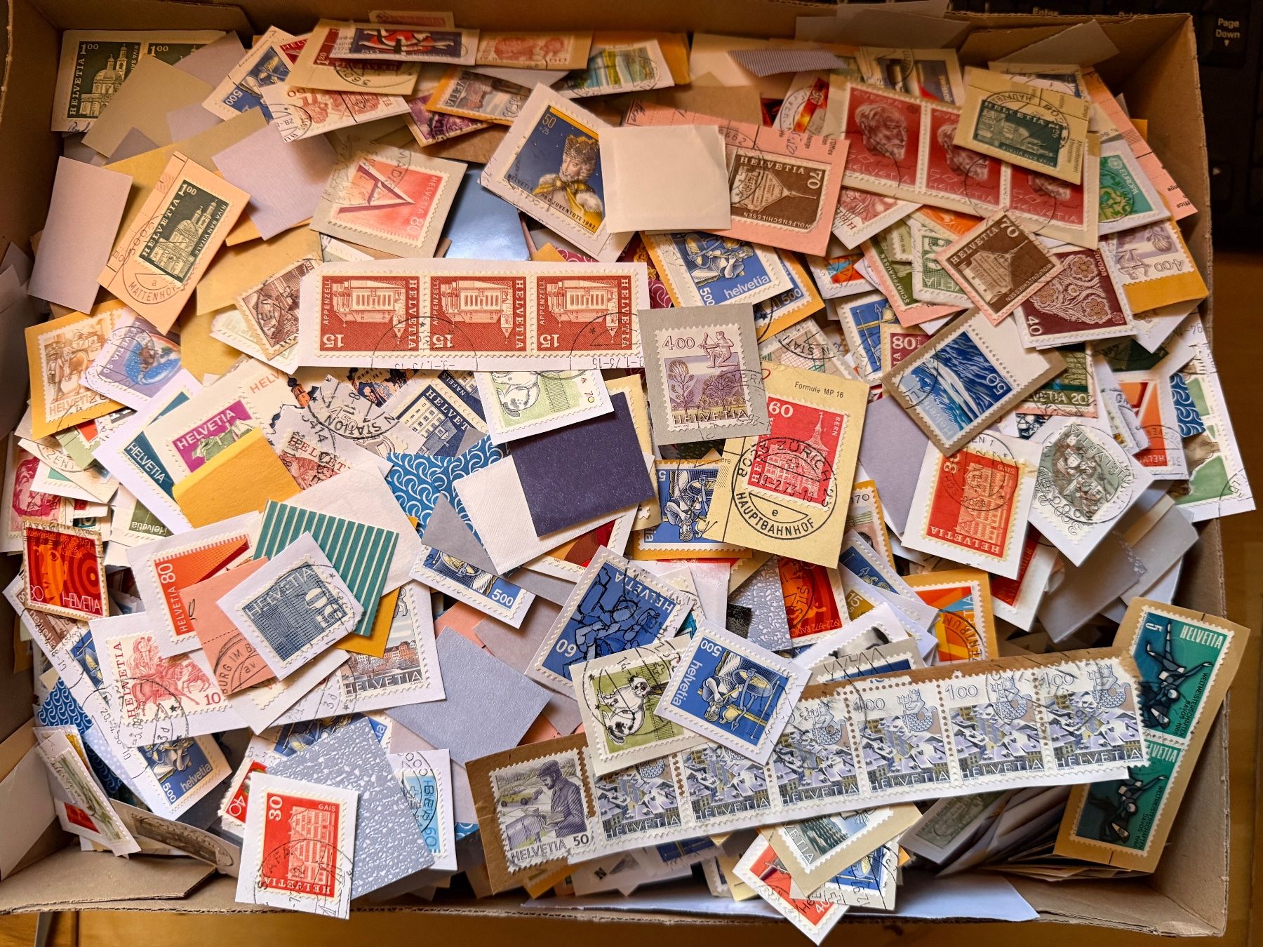 Tutti i francobolli: 1Kilo Briefmarken Schweiz auf Papier – Usato da Oberbuchsiten venduto da Rpv