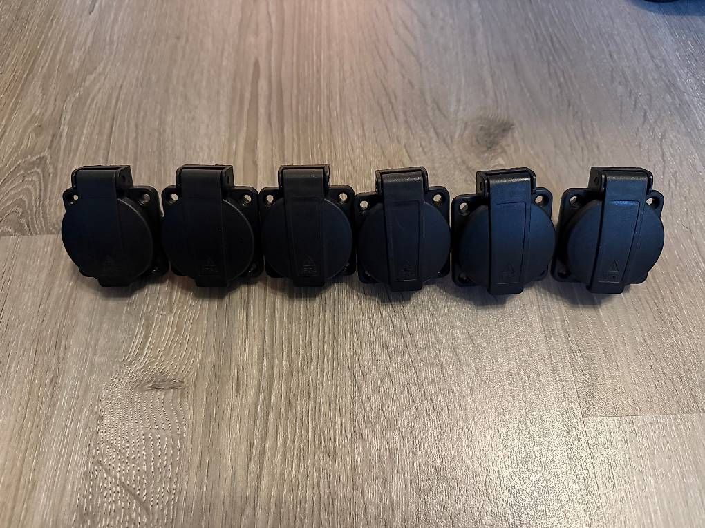 Spine: IP54 Schutzkontakt Klappdeckel-Steckdose – Nuovo (secondo la descrizione) da Weite venduto da rickBAT 2