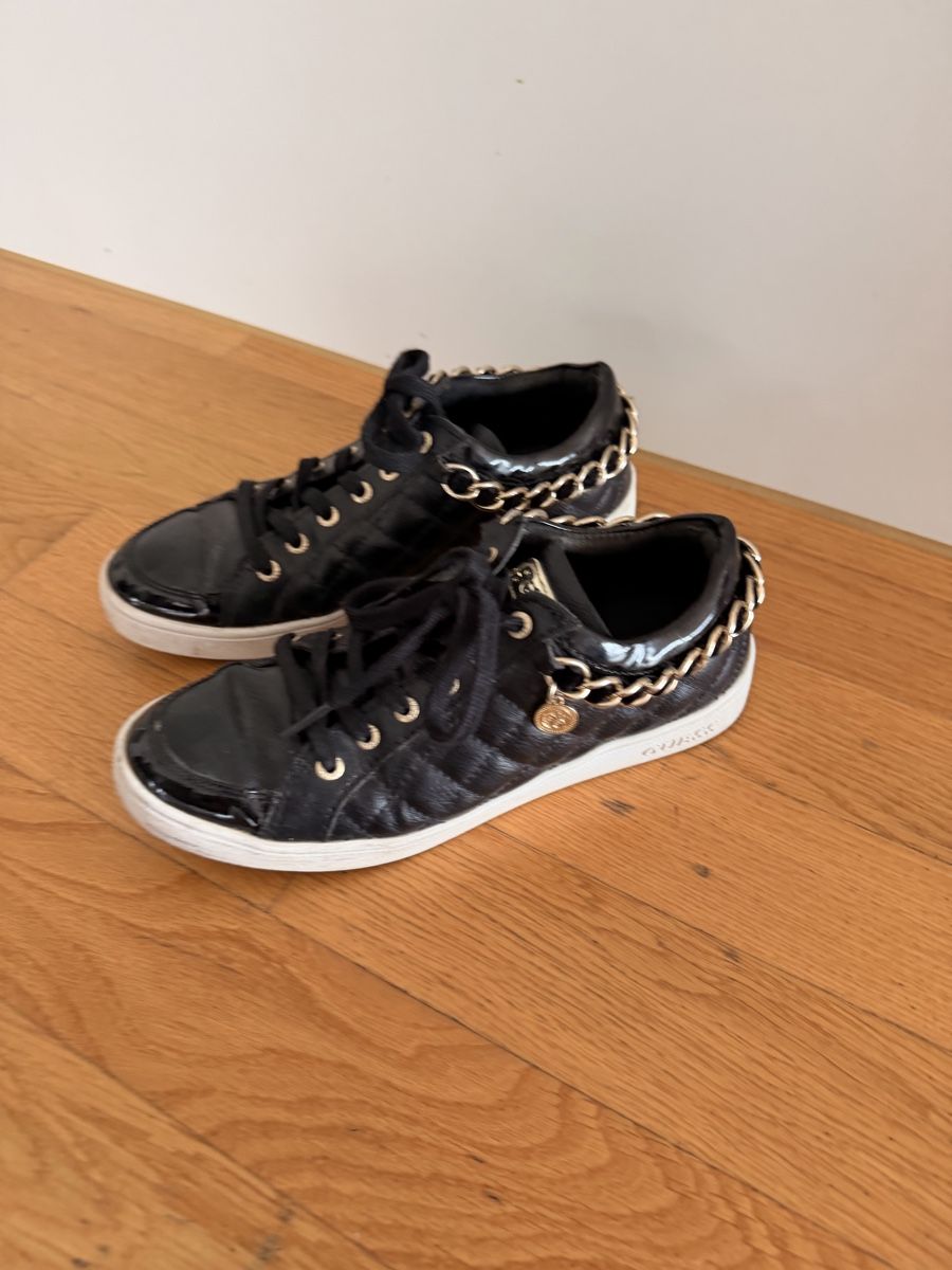 Guess Scarpe da donna: SCHWARZE GUESS SNEAKERS MIT KETTE – Usato da Muri AG venduto da GIRO777