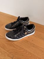 SCHWARZE GUESS SNEAKERS MIT KETTE