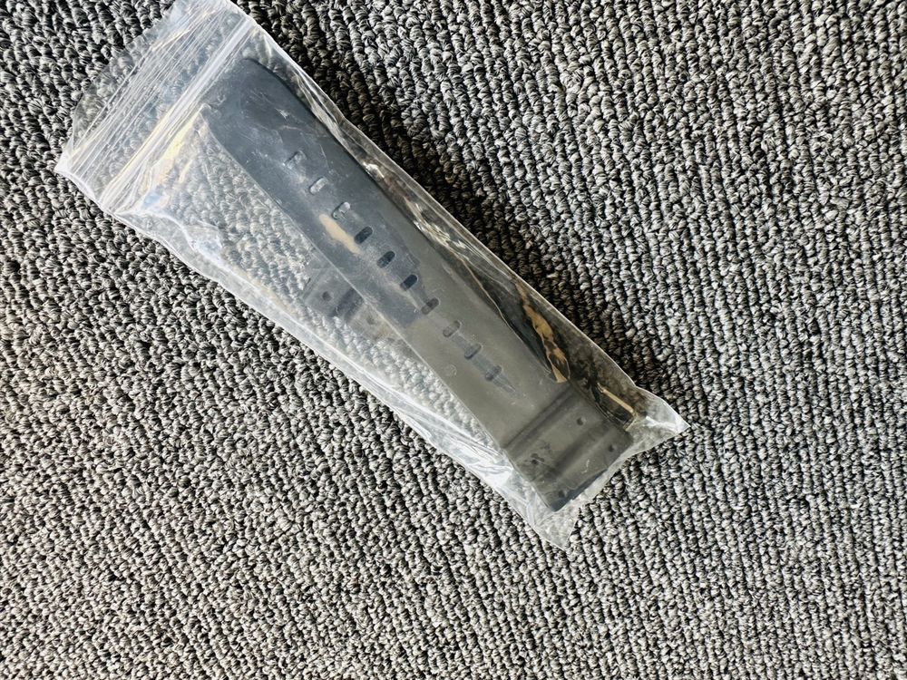 Bracciali & Braccialetti: Bracelet de montre intelligent universel, 22mm noir – Nuovo e nell'imballaggio originale da Bulle venduto da LeMoleson 1