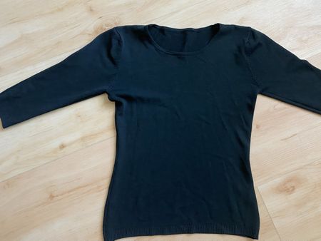 Schwarzes Shirt, Gr. S, mit Seide, Top!