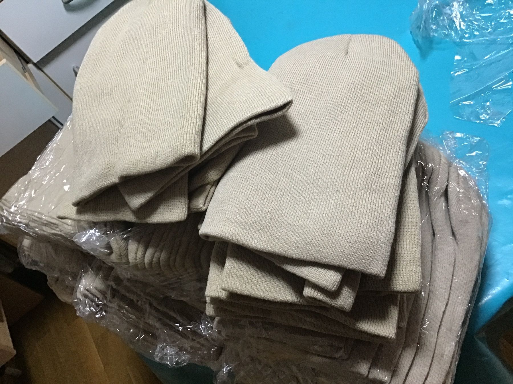 Chapeaux, bonnets & casquettes: 95 bonnets en liquidation â 0.50 – Neuf avec emballage d'origine à Lausanne par topthai