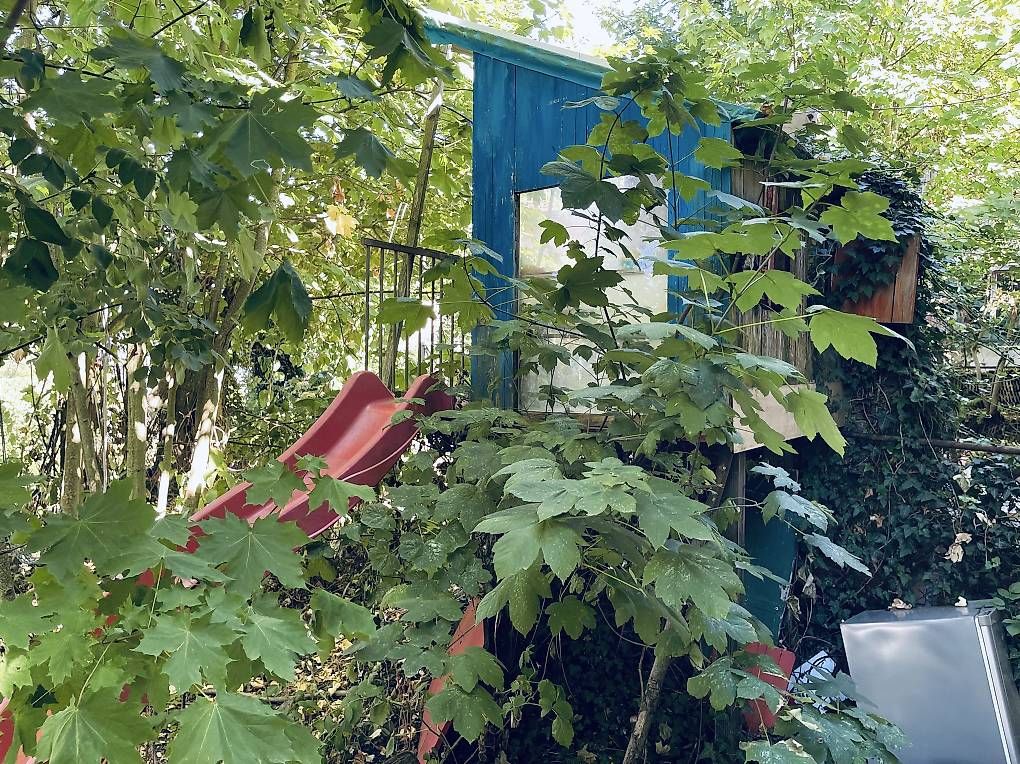 Maisons pour enfant: Kinderbaumhaus mit Rutschbahn – D'occasion à Niederrohrdorf par Telestone