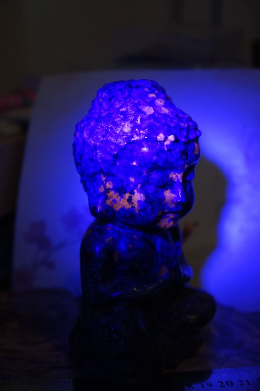 Minerali & Pietre curative: Yooperlit UV  Aktive   Buddha XL   15cm x  7cm – Nuovo e nell'imballaggio originale da Eschenbach SG venduto da topstone