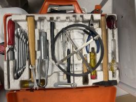 Werkzeugkoffer mit Handwerkzeugen und Zubehör gebraucht