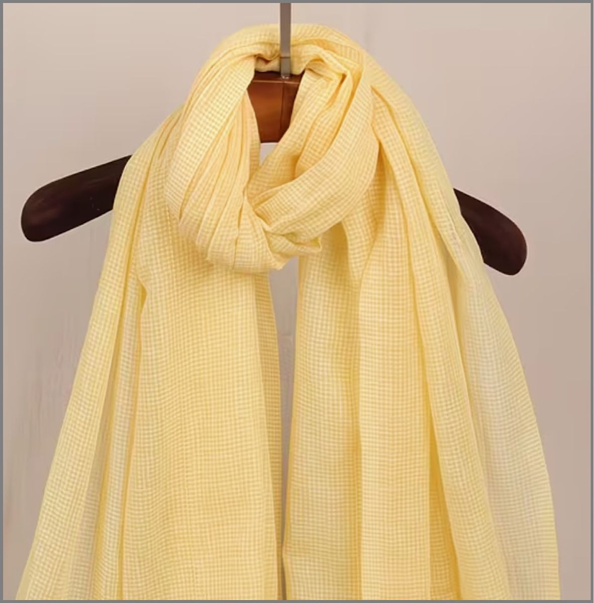 Foulard & Sciarpe: Écharpe jaune 186cm 90cm – Nuovo e nell'imballaggio originale da Biel/Bienne venduto da orange1 1