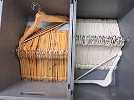 Konvolut aus 59 Kleiderbügel in weiss und natur