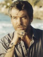Original Autogramm von PIERCE BROSNAN auf Großfoto