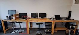 Schöner, massiver Bürotisch mit praktischem Kabelkanal