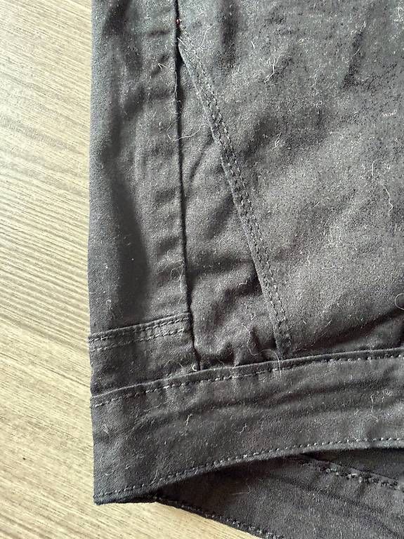 Pantaloni: Short noir à revers – Usato da Plan-les-ouates venduto da Jordane.S 2