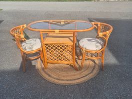 1 table et 2 chaises en rotin vintage