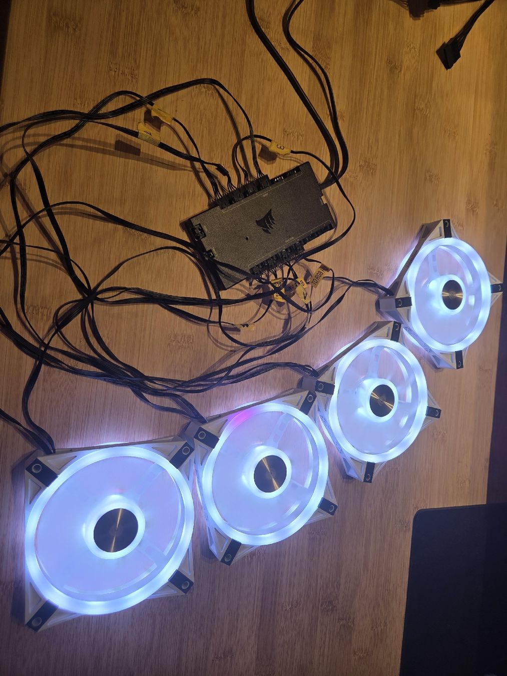 PC: 4xiCUE QL120 RGB Weiss inkl. Controller PRO – Usato da Arbon venduto da Mamamia13