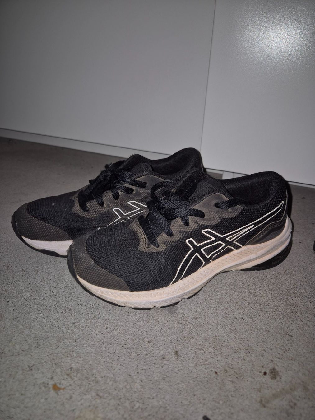 Asics Scarpe per ragazzi: Asics Schuhe Gr. 33.5 schwarz Turnschuhe – Usato da Gelterkinden venduto da Cel07