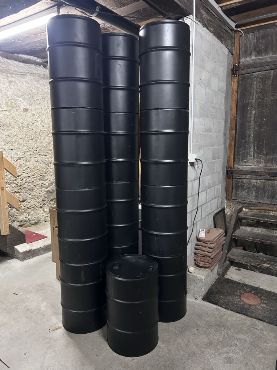Accessori: 13x schwarze Metallfässer - 60L – Usato da Kleinandelfingen venduto da MartinKlafi