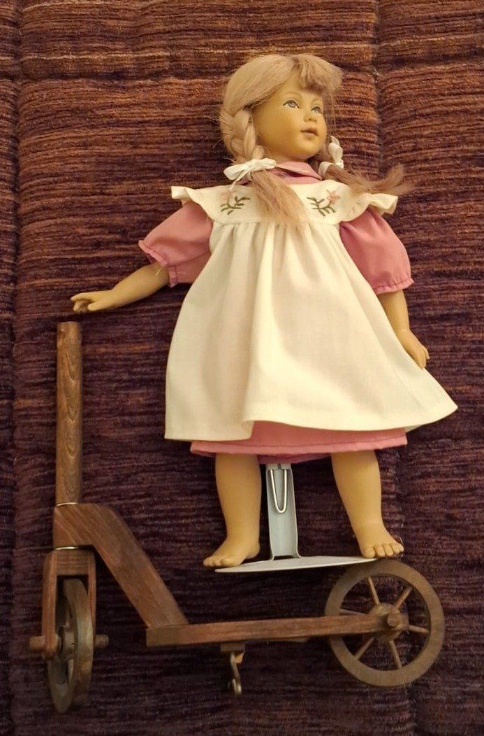 Heidi ott Bambole: Puppe von "Heidi Ott" - spielendes Mädchen mit Trottinett – Nuovo (secondo la descrizione) da Wettingen venduto da huitzilopostli