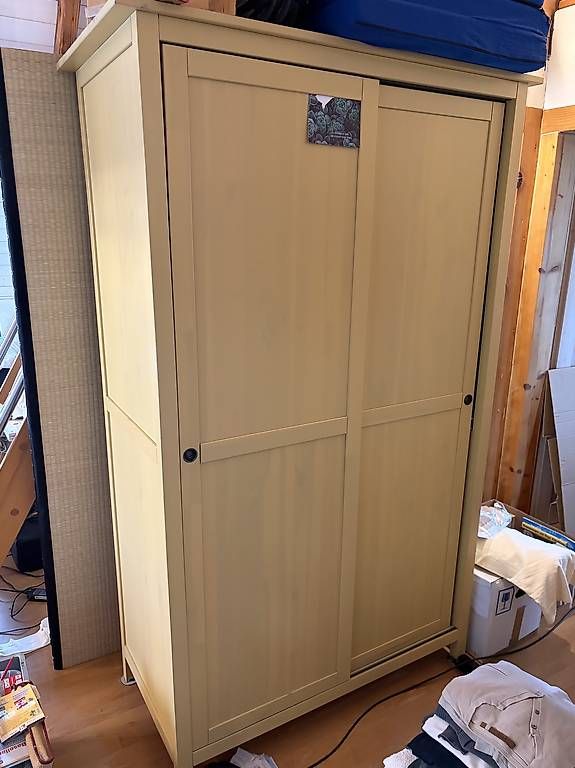 Armadi: Holz Schiebetürschrank Ikea – Usato da Münchenstein venduto da femke_lammers
