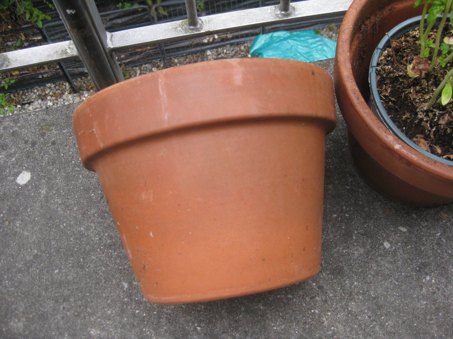 Blumentöpfe: 2 Terracotta Töpfe – Gebraucht aus Romanshorn von Wazoohandlung 1