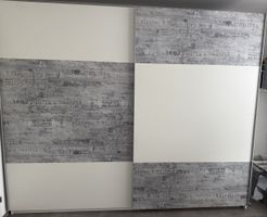 Grosser Kleiderschrank mit Schiebetüren Modern