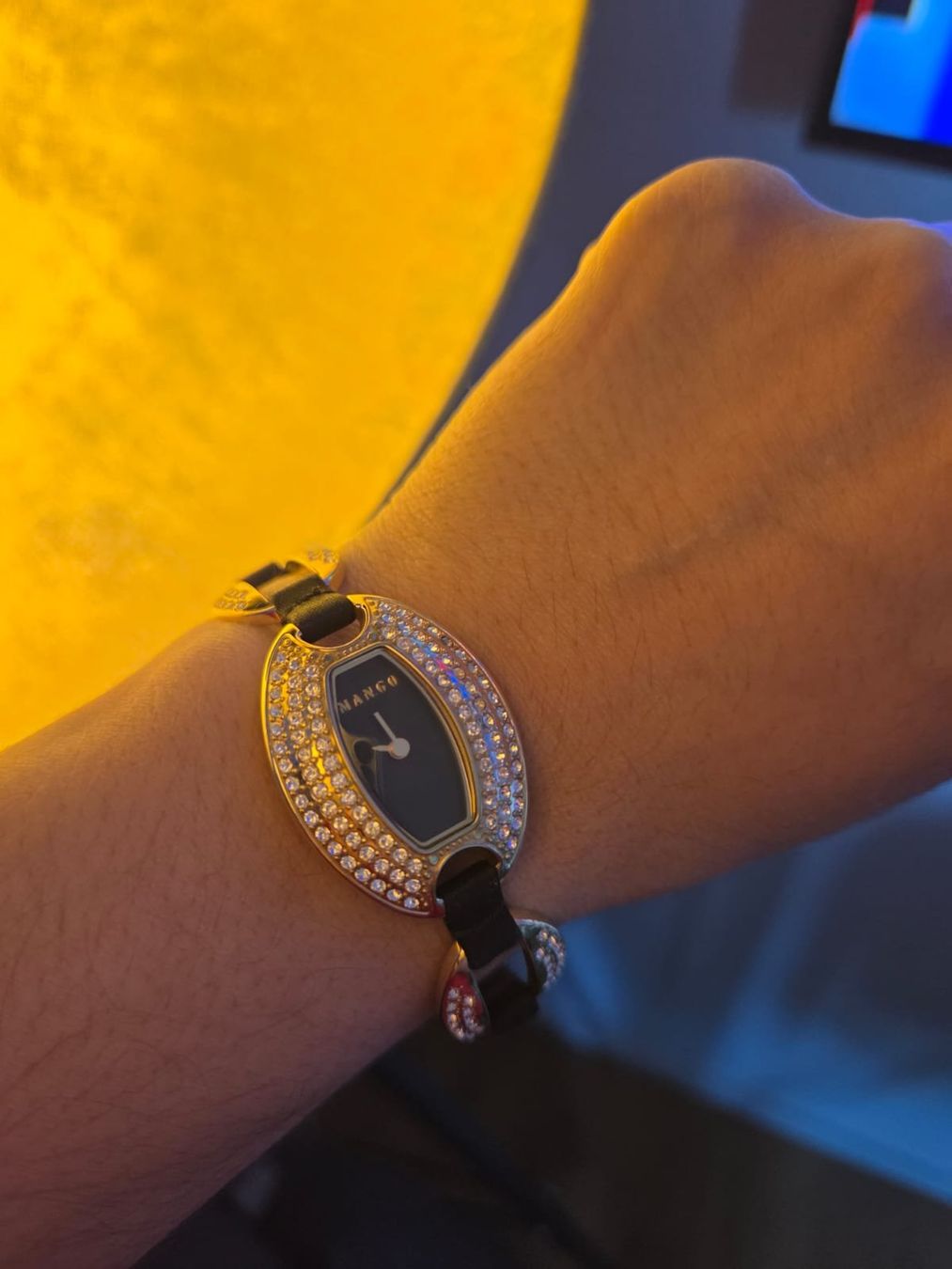 Montres: MANGO Damenuhr mit funkelnden Steinchen – D'occasion à Emmen par GrabandGo 1