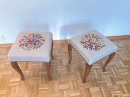 2 antike Hocker, mit Gobelin Stickereien