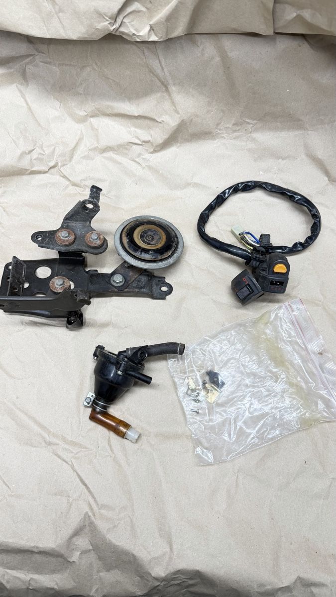 Honda Tutti i ricambio per moto: Diverses pièces pour Honda TLR200 – Usato da Romanel-s-Lausanne venduto da rico_mat