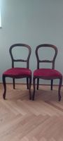 2 formschöne Stühle mit dunklem Holz und rotem Polster