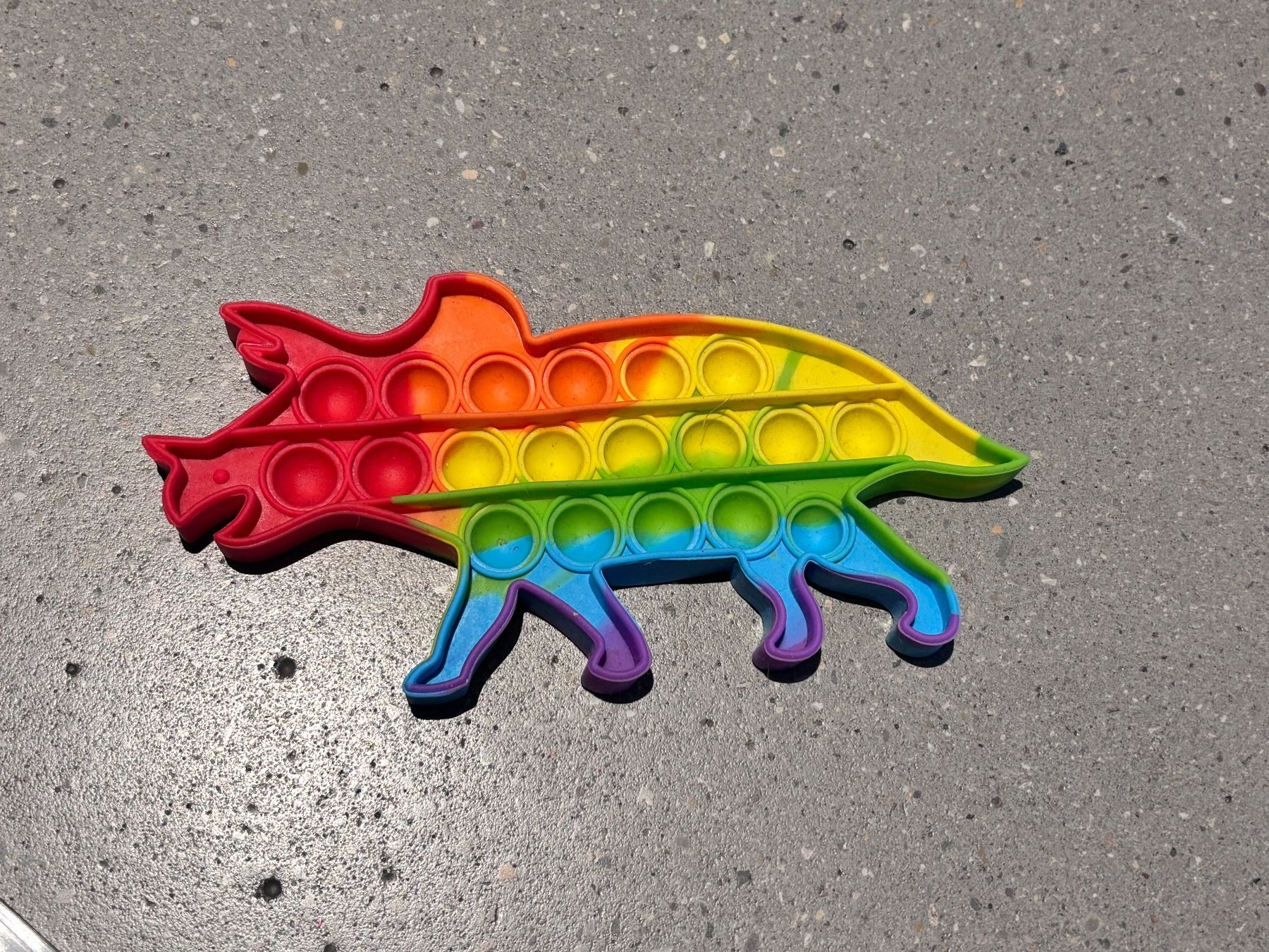 Spielzeuge: Pop It Dinosaurier Regenbogen Farben neuwertig – Gebraucht aus Zürich von engebrunau